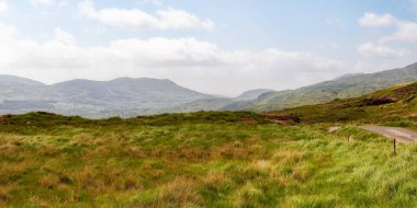 Kırsal İrlanda manzarası, Dunloe 'nin boşluğundan geçerek uzaklığa giden yol, County Kerry.