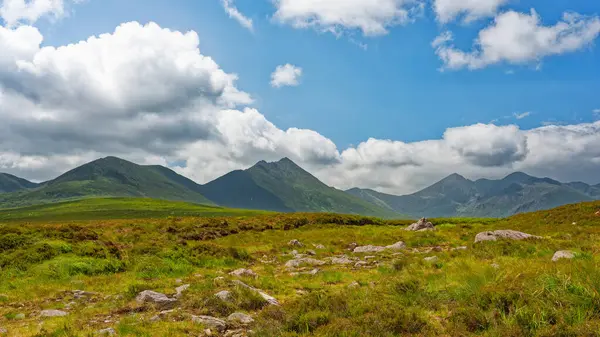Güneşli bir günde Kerry, İrlanda 'nın görkemli Strickeen sıradağlarının çarpıcı manzarası.