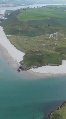 Inchydoney Adası gelgit sahili, turkuaz su ve gündüz vakti İrlanda 'nın County Cork şehrinde yemyeşil manzara..