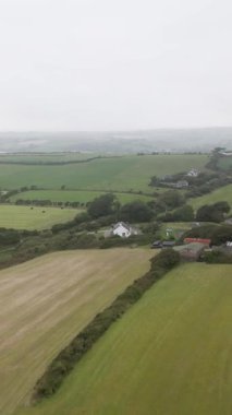 Batı Cork kırsalındaki yuvarlanan yeşil tarlaların ve tarım arazilerinin havadan görünüşü, bulutlu bir günde İrlanda....