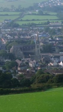 Clonakilty, İrlanda, 7 Eylül 2024. Clonakilty, İrlanda, sabahın erken saatlerinde kaçırıldı. Kasabayı görebilirsiniz, kilisesi, renkli evleri, yeşil tarlaları ve İrlanda kırsalıyla..