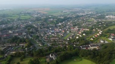 Clonakilty 'de sabahın erken saatlerinde İrlanda, St. Mary' nin kolej kilisesi ve çevresindeki kırsal bölgelerle manzaralı İrlanda kasabasını gözler önüne seriyor..