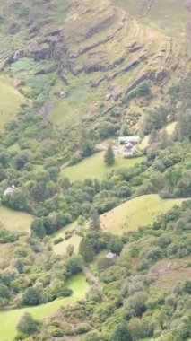 İrlanda 'nın yemyeşil manzaraları ve engebeli tepelerle karakterize edilen topoğrafik özellikleri, parlak güneş ışığının olduğu bir dönemde çekildi..