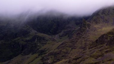 Gizemli zirveler. Sis ağır, engebeli güzelliği gözler önüne seriyor..