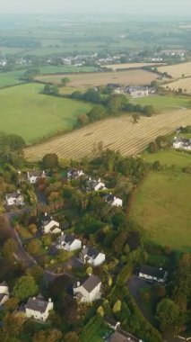 Clonakilty, İrlanda 'nın huzurlu manzarasının tadını çıkarın, güzel bir sabahta gökyüzünden. Yeşil tarlalardaki küçük evlere bak ve güzel İrlanda kırsalındaki virajlı yolları takip et..
