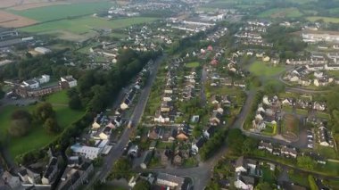 Clonakilty, İrlanda, 7 Eylül 2024. Büyüleyici bir yerleşim bölgesinin havadan görünüşü. Huzurlu banliyö manzarası güzel evler ve yemyeşil alanlar sergiliyor. barışçıl insansız uçak.