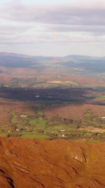 Yaz boyunca, tepeden İrlanda 'nın güzel bir manzarasını görebilirsiniz..
