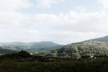 Ireland 'ın kırsal kesiminin manzarası, yuvarlanan tepeler, uçsuz bucaksız gökyüzü ve sonsuz manzaralar. Doğa Sanatı.