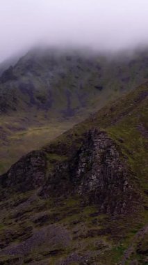 Engebeli güzellik. Sis kaplı dağlar zamansız bir manzara yaratır..