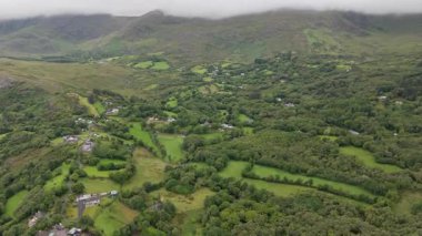 Puslu bir vadinin sihrini tecrübe edin, doğanın renklerinin resim gibi bir manzara çizdiği, görülecek bir manzara..