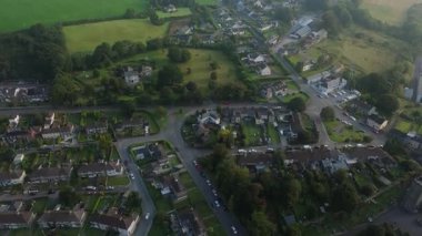 Clonakilty, İrlanda, 7 Eylül 2024. İnsansız hava aracı görüntüleri tuhaf bir mahalleyi yakalıyor. Düzenli caddeleri, hareketli evleri ve huzurlu manzarayı izleyin..