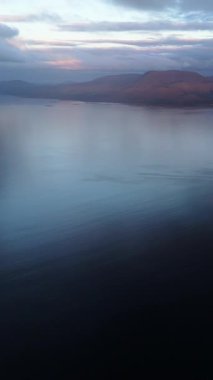 Bulutlu bir günde İrlanda 'nın Kerry ilçesinde akşam manzarası ve su.