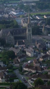 Clonakilty, İrlanda, 7 Eylül 2024. Clonakilty ana caddesinin hava görüntüsü, County Cork, İrlanda Güneşli bir günde binaları ortaya çıkarıyor.