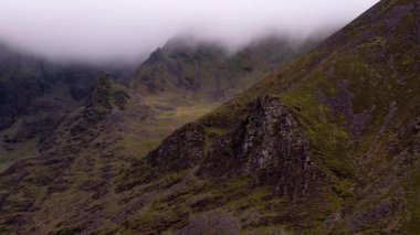 Sisli dağların büyüleyici manzarası. Doğanın en saf haliyle ihtişamı..