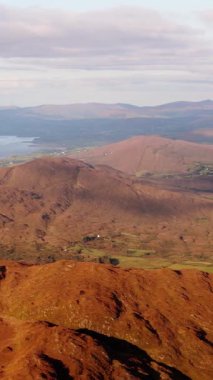 Yazın gün ışığında tepeden körfezi görmek, İrlanda 'nın güzel bir manzarası..