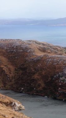 Soluk kesici uçurumlar ve kıyı şeridi. Bu dramatik manzara boyunca sakin bir yürüyüş. Okyanus karayla buluşur.