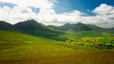 Yumuşak ışık yemyeşil tepeleri ve dağları yıkayarak çarpıcı bir kontrastlık yaratır. Bir huzur anı..