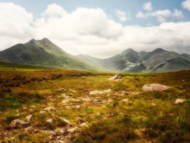 İrlanda 'nın Kerry ilçesindeki Strickeen Dağı' nın engebeli güzelliğini keşfediyorum. Yürüyüş için mükemmel bir yer...