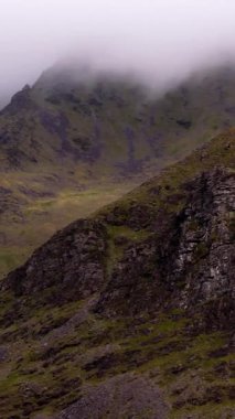 Huşu uyandıran dağlar. Doğanın başyapıtının dramatik güzelliğini keşfedin.