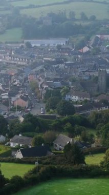 Clonakilty, İrlanda, 7 Eylül 2024. Burası Clonakilty, İrlanda, sabahın erken saatlerinde göründüğü gibi. Kiliseyi, yeşil tarlaları ve renkli evleri görebilirsiniz..