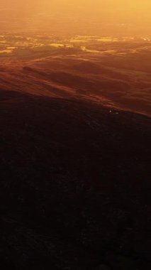 Gün batımında karanın gölle buluştuğu kırsal bölgeye bak. Gelin ve İrlanda 'nın güzel kırsalını görün..