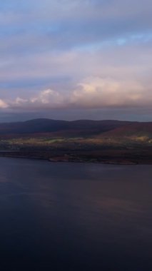 Ireland 'ların nefes kesen sahillerinin sakinliğini keşfedin. Dağlar, deniz ve yumuşak ışık.