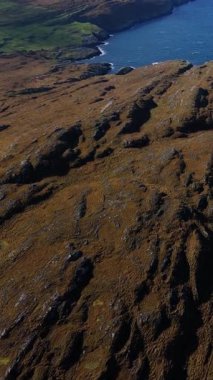 İrlanda 'nın Kerry ilçesinde Atlantik Okyanusu' yla buluşan dramatik uçurumların hava manzarası engebeli güzellikleri gözler önüne seriyor..