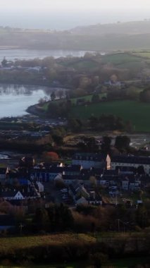 Clonakilty, İrlanda, 18 Ocak 2025. Bu, Clonakilty Estuary manzarası ve güneşli bir günde İrlanda 'nın County Cork şehrindeki kasaba..