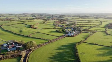 Kuş bakışı perspektiften bakıldığında, cennet gibi kırsal kesimde doğa ve kırsal yaşamın uyumlu bir karışımı sergileniyor. İrlanda 'nın büyüleyici manzarası.