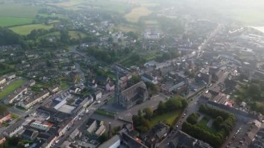 Clonakilty, İrlanda, 7 Eylül 2024. Burası Clonakilty, İrlanda, sabahın erken saatlerinde görüldüğü gibi. Kasabanın yüksek bir çan kulesi ve ev manzarası var..