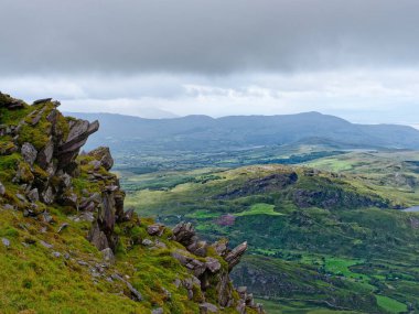 Bulutlu bir günde İrlanda 'nın Kerry ilçesindeki Coomloughra At nalı yolunun yüksek manzarasından manzaralar.