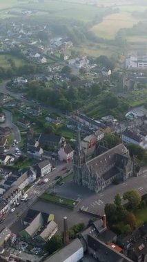 Clonakilty, İrlanda, 7 Eylül 2024. Clonakilty, İrlanda 'ya sabahın erken saatlerinde bir bakış. Kasaba, Meryem Ana Kilisesi 'ni gösteriyor. Uzun çan kulesi, güzel bir ev manzarasının ortasında..