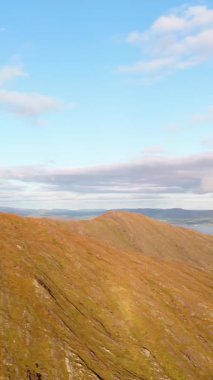 Ireland sahilinin çarpıcı hava manzarası. Dönek yolları ve dramatik uçurumları keşfedin.