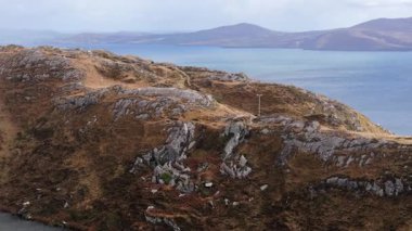 Ireland 'ın sahil cennetine yolculuk. Çarpıcı uçurumları, engebeli araziyi ve panoramik okyanus manzaralarını keşfedin..