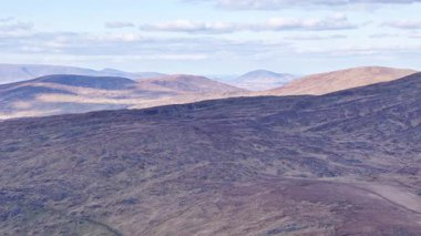 Uçsuz bucaksız dağların dramatik hava görüntüleri, dokularını ve enginliklerini gözler önüne seriyor. Evcilleştirilmemiş manzaraların saf güzelliğini yakalar.