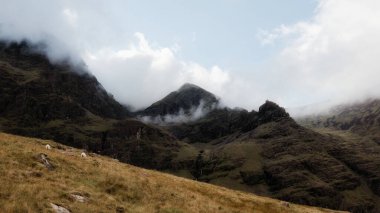 Kerry, İrlanda 'da bulutlu bir günde Carrauntoohill Dağı' na tırmanıyorum..