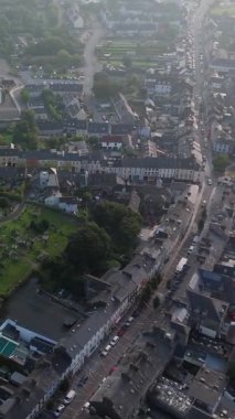 Clonakilty, İrlanda, 7 Eylül 2024. Güneşli bir günde İrlanda, Clonakilty 'nin hava manzarası. Ana caddede giden arabaları, kasabanın binalarını ve çevresindeki manzarayı görüyor musun?.