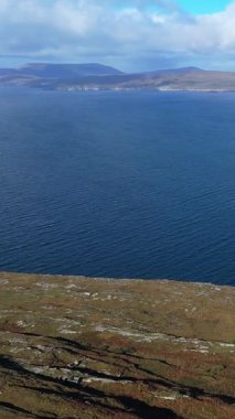 Parçalı bulutlu bir günde İrlanda, Atlantik Okyanusu 'na bakıyor.