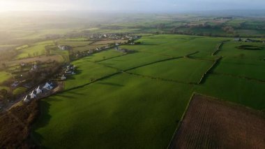 Gündoğumunda İrlanda, Clonakilty 'nin hava manzarası binaları, yeşil alanları ve İrlanda kırsalını gözler önüne seriyor..