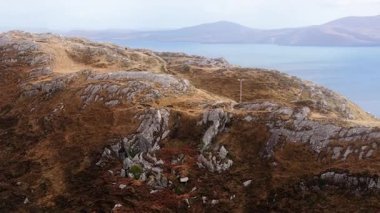 Nefes kesici sahil yürüyüşü. Ireland 'ların vahşi Atlantik Yolu' nun engebeli güzelliği. Dramatik uçurumları ve okyanus manzaralarını keşfedin. Unutulmaz bir yolculuk.
