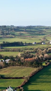 Huzurlu bir öğleden sonra İrlanda kırsalının yeşil tepelerini keşfetmek.