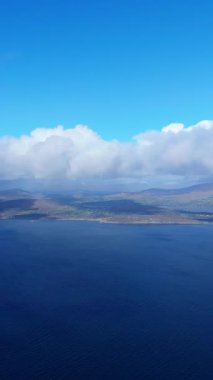 Kerry İrlanda 'nın Dingle Yarımadası' na bakan kıyı manzarası parçalı bulutlu bir günde.
