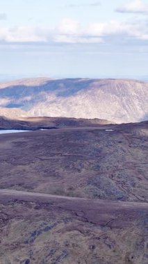 İrlanda kırsalının uzak bir manzarası İrlanda 'nın County Cork kentindeki Priest' s Leap yakınlarında engebeli bir arazi olduğunu gösteriyor. Sergide dağlar ve bir su kütlesi yer alıyor.