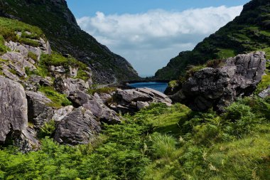 Gündüz vakti İrlanda 'nın Kerry ilçesindeki Dunloe' nin manzaralı aralığının manzarası.