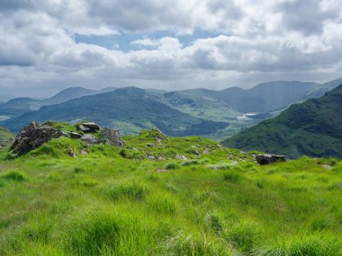 İrlanda 'nın Kerry ilçesindeki Dunloe Dağları' nın güzel manzarasına bakıyorum..