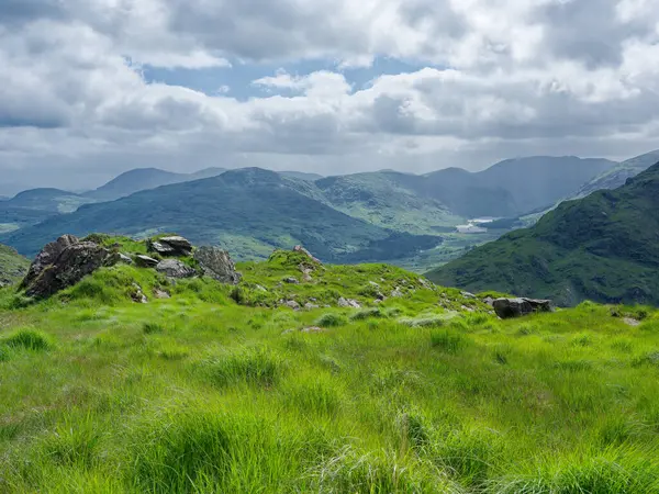 İrlanda 'nın Kerry ilçesindeki Dunloe Dağları' nın güzel manzarasına bakıyorum..