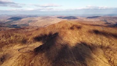 İrlanda 'nın County Cork kentindeki Priest' s Leap 'te güzel bir gündüz manzarası sergileniyor. Dağlık bölge parçalı bulutlu bir gökyüzünün altında görülebilir..