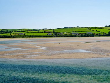 Denizin huzuru ve huzurlu yeşil manzaranın birleşimi..