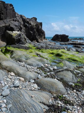Kaya ve denizin karışımıyla güzel bir kıyı manzarası.