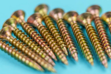 Renkli mavi arka planda bir grup gardiyan. İş aleti. Makro